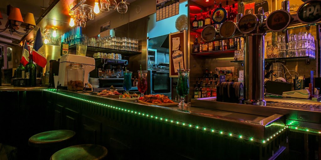 Le comptoir et ses tireuses à bière, ambiance chaleureuse