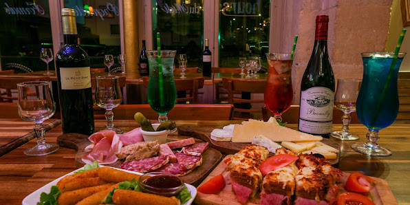 Planches de charcuterie et fromage, cocktails colorés et vins